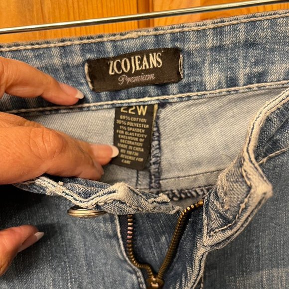 Super cute boot cut jeans with embroidered pockets ZCO JEANS size 22W - Picture 3 of 4